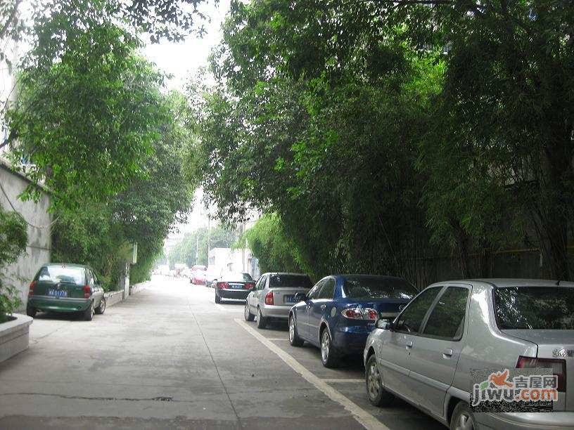 竹溪园小区为70年产权,建筑类型为板楼,小区绿化率达到30.0,容积率1.