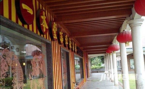 江畔花园实景图图片