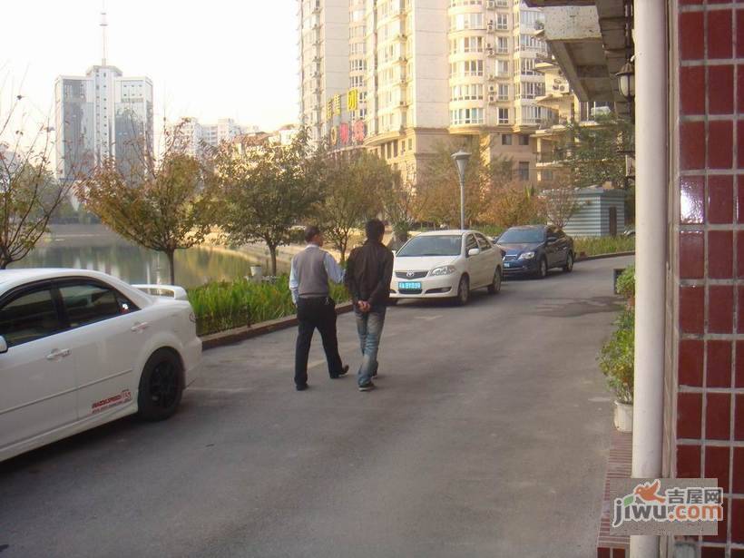 湖边公寓实景图图片